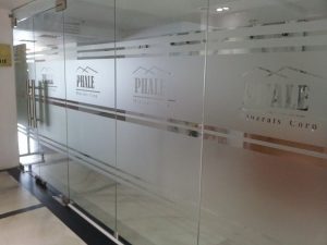 Dan Decal mờ văn phòng 19