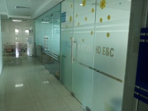 Dan Decal mờ văn phòng 5